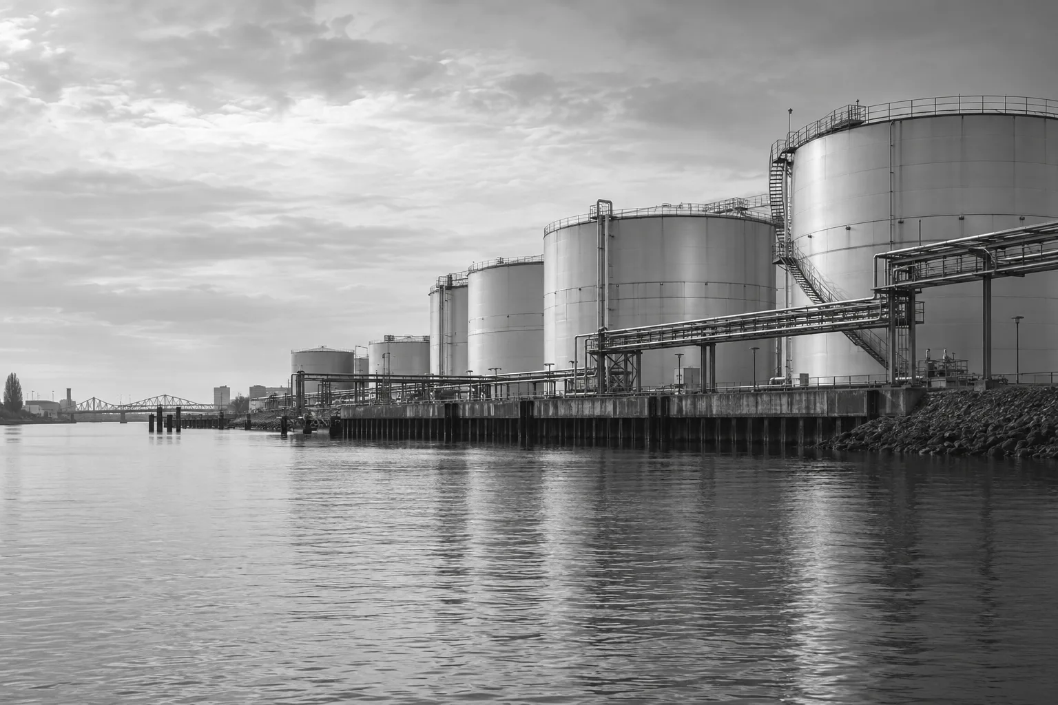 Illustration: Mineralöltanks an einem Industriehafen
